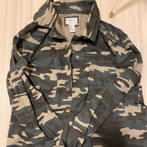 Forever 21 Camo Button Up Size Small